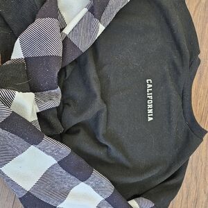 Stylish black sweatshirt with patterned sleeves from California.